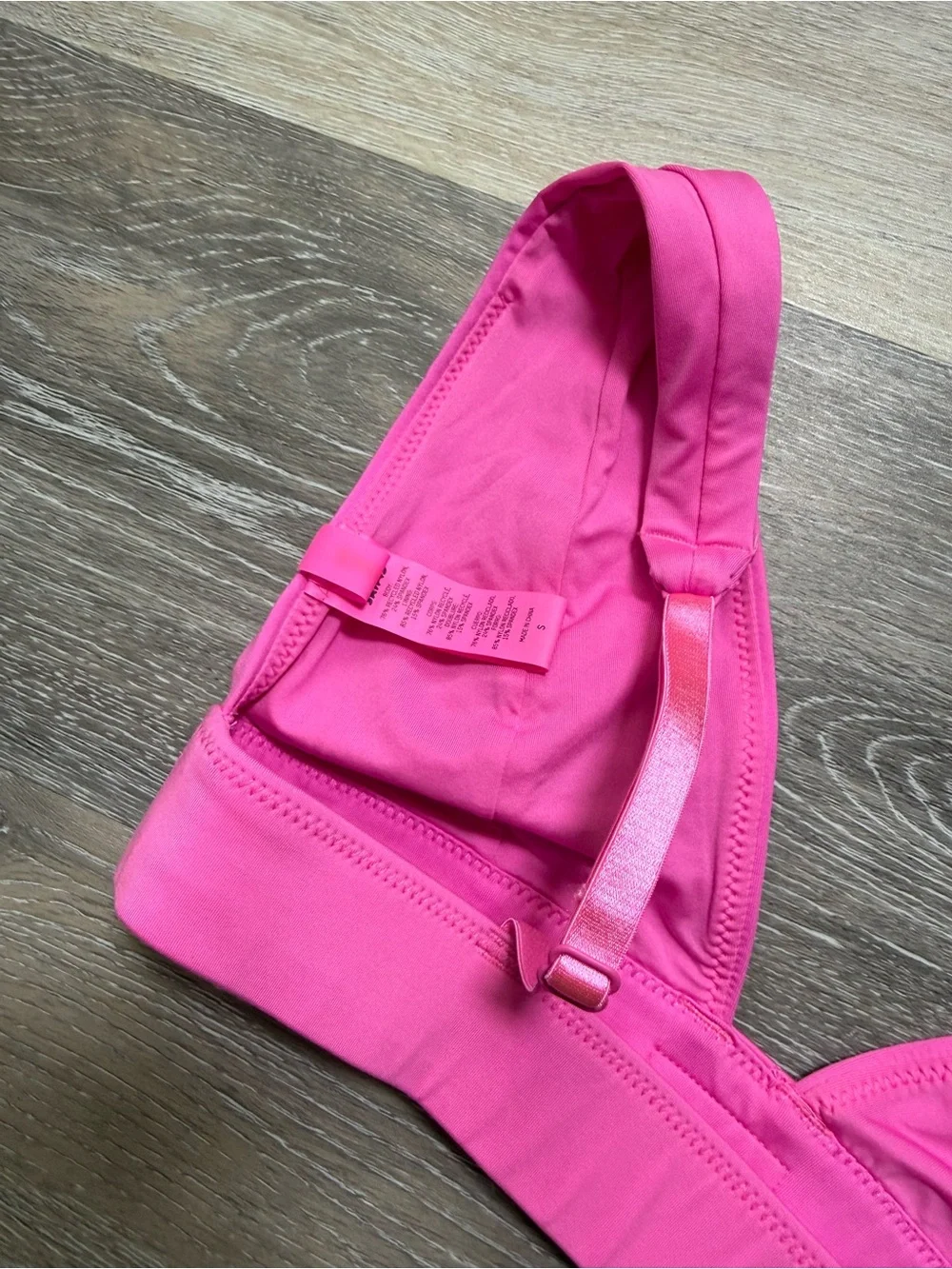SKIMS SIGNATURE SWIM PLUNGE BIKINI TOP - Taffy Barbie Pink / small